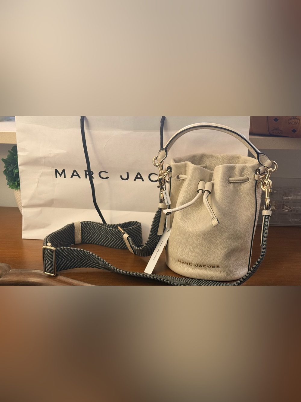 Marc Jacobs
marshmallow Pebble
Leather
Drawstring Bucket/ Handle Bag NwT